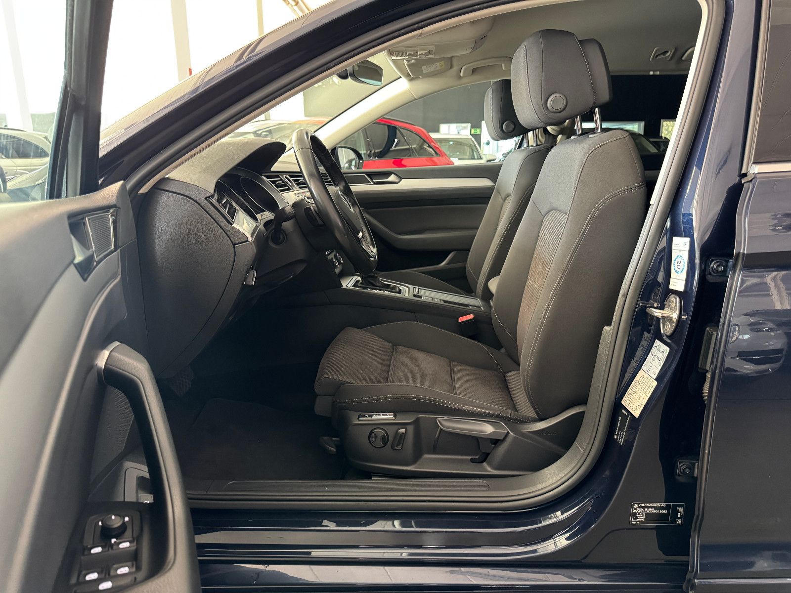 Fahrzeugabbildung Volkswagen Passat 2.0 TDI DSG COMFORTLINE NAVI LED AHK ACC