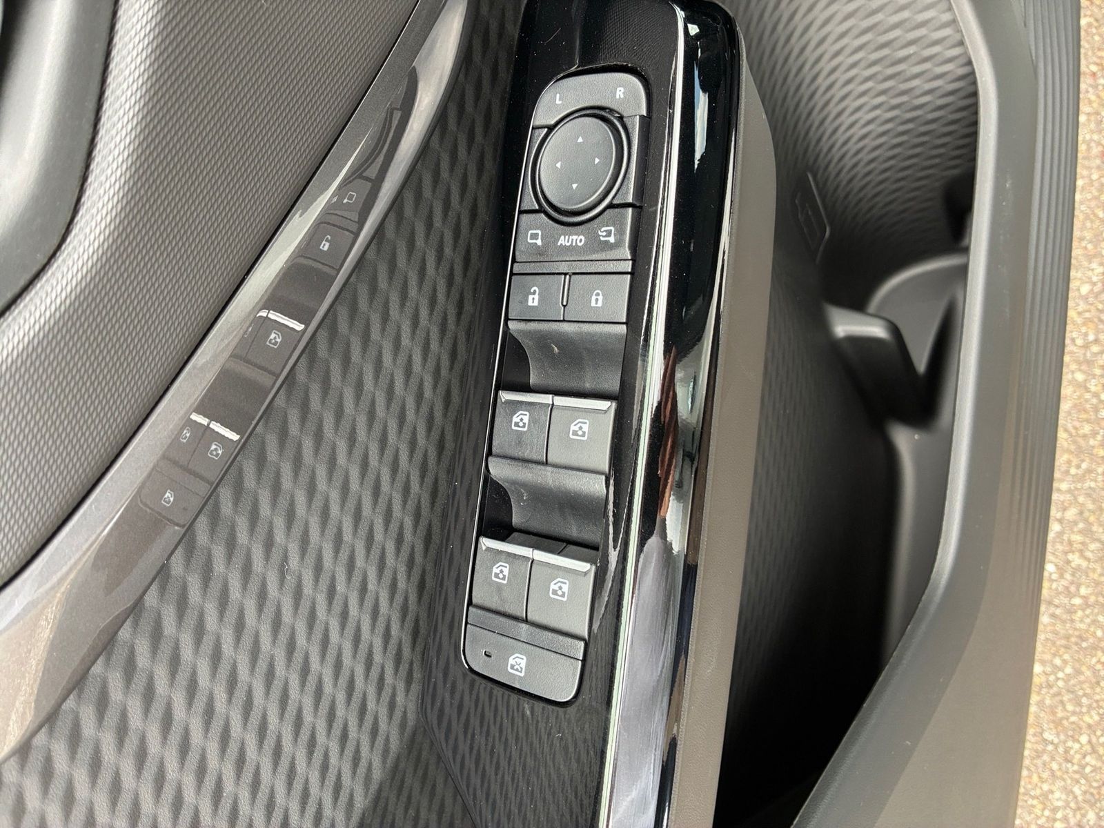 Fahrzeugabbildung Toyota Urban Cruiser FWD Lounge 360,Kamera,LED,Matrix