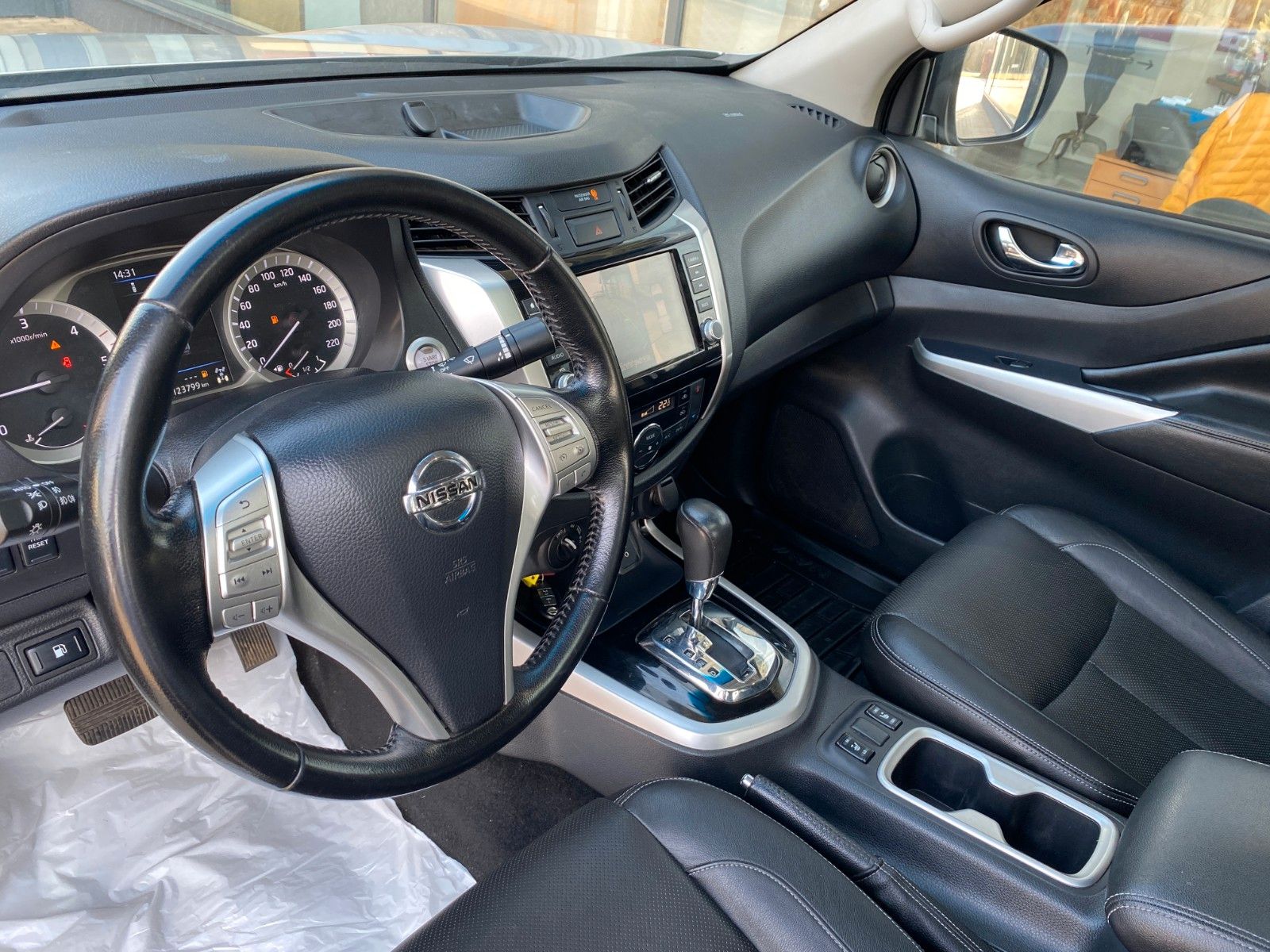Fahrzeugabbildung Nissan Navara Tekna 4x4 DOKA+NAVI+SHZ+TÜV-NEU