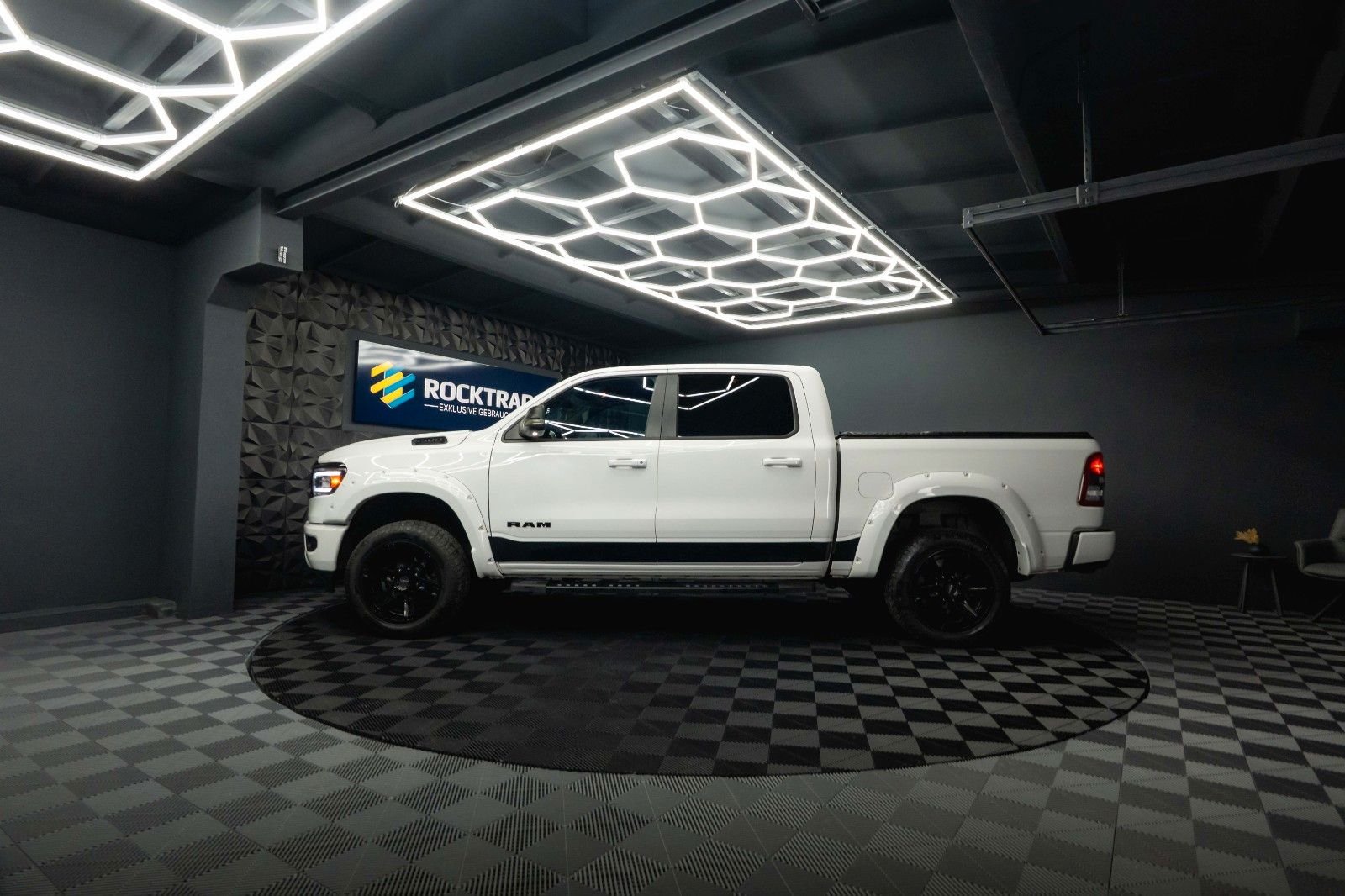 Fahrzeugabbildung Dodge RAM 5.7 V8 HEMI 4x4 LPG Offroad  Night-Paket