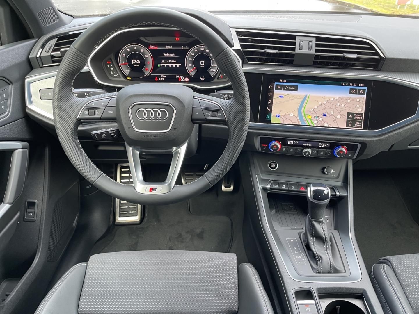 Fahrzeugabbildung Audi Q3 S line 40 TFSI quattro MATRIX, 20", Ass.paket