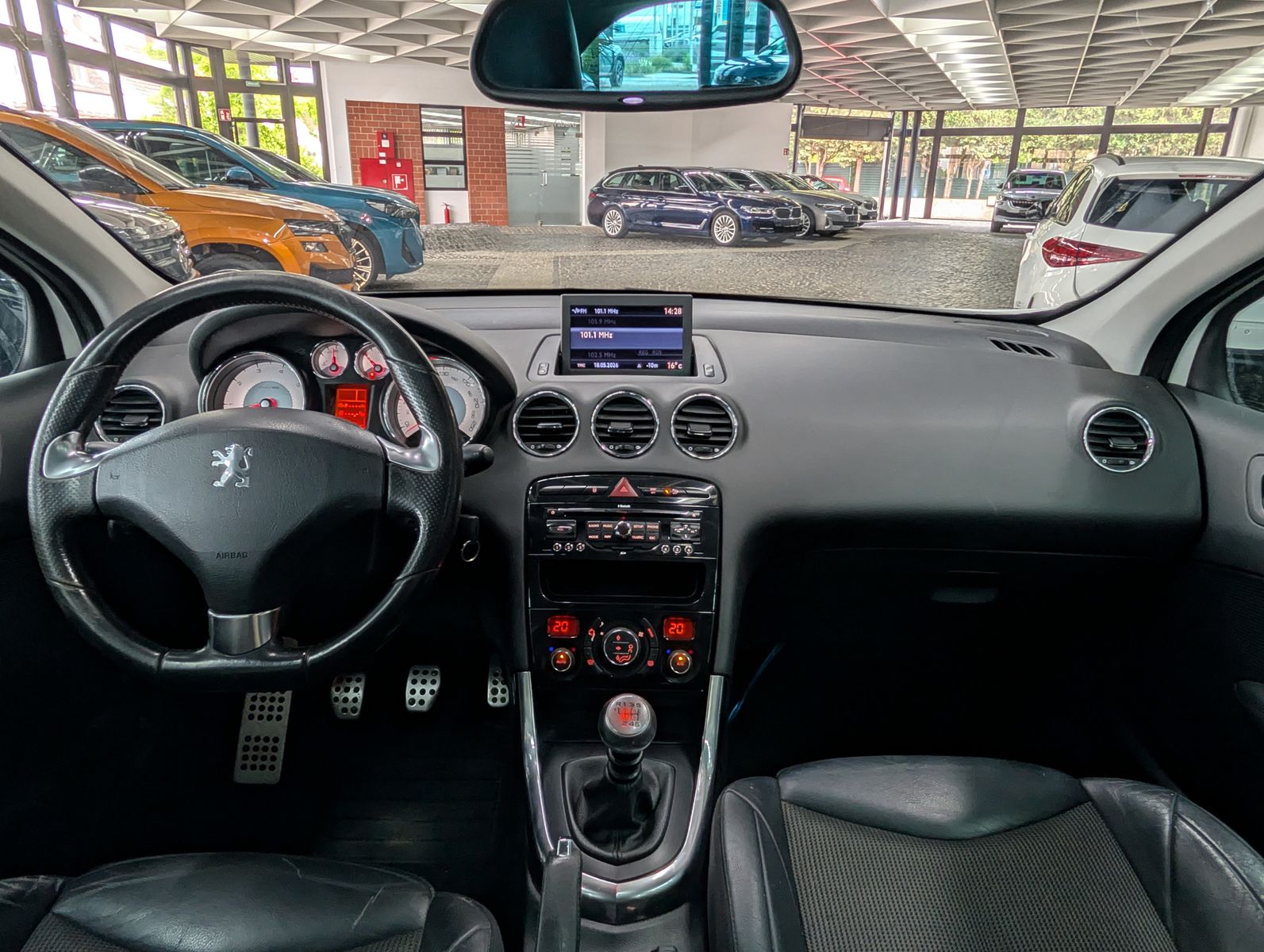 Fahrzeugabbildung Peugeot 308 GTi LEDER PANO XENON TEMP PDC NAVI 18-ZOLL