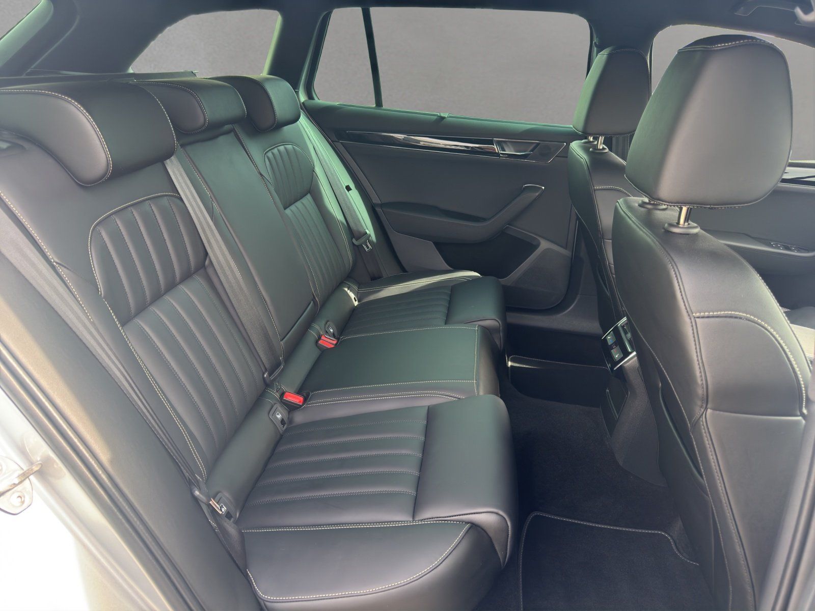 Fahrzeugabbildung SKODA Superb Combi 2.0 TDI L&K 4x4/AHK/ACC/ST-HZG/