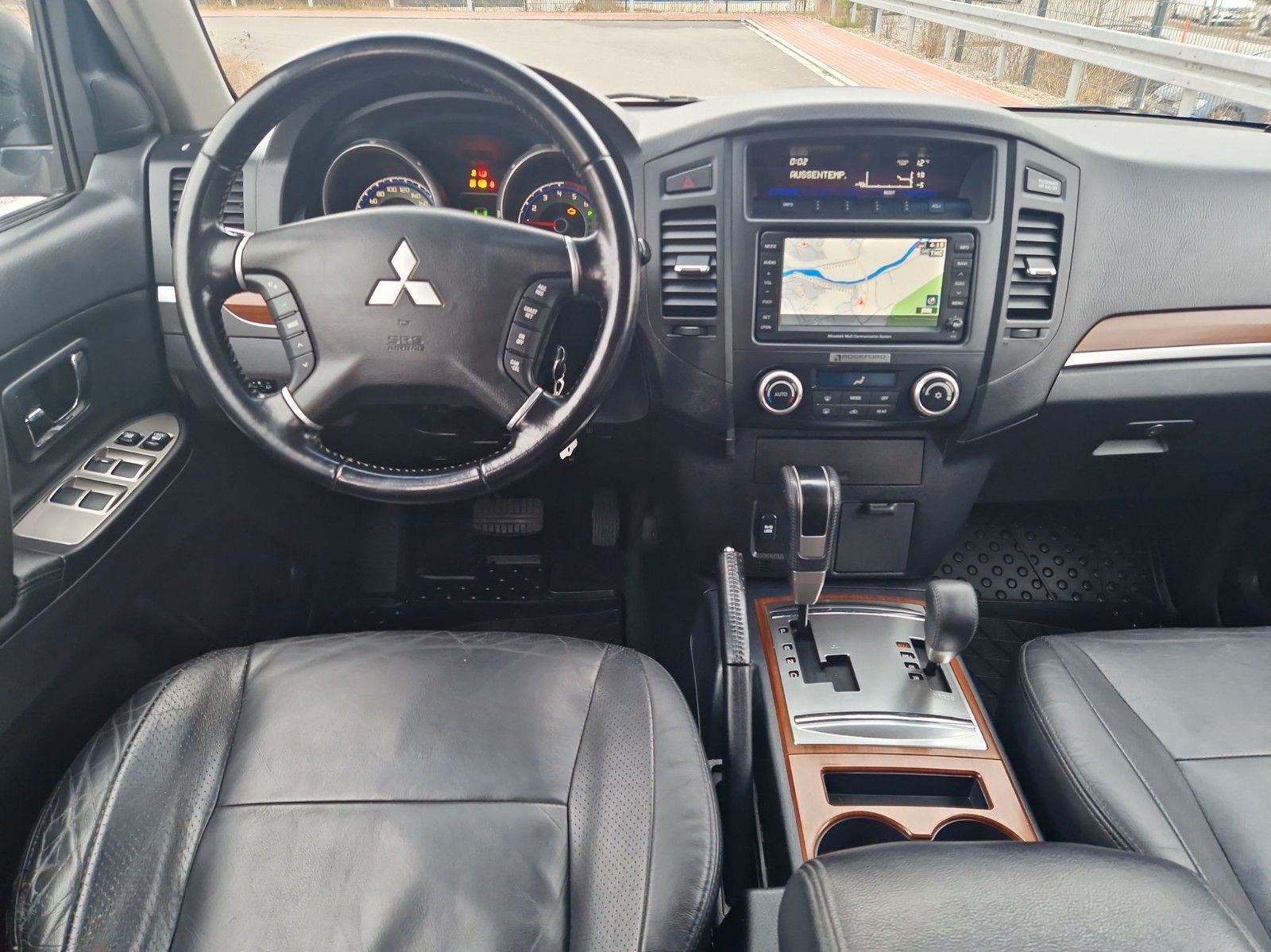 Fahrzeugabbildung Mitsubishi Pajero 3.2 DI-D Instyle ! LEDER ! NAVI ! AHK !
