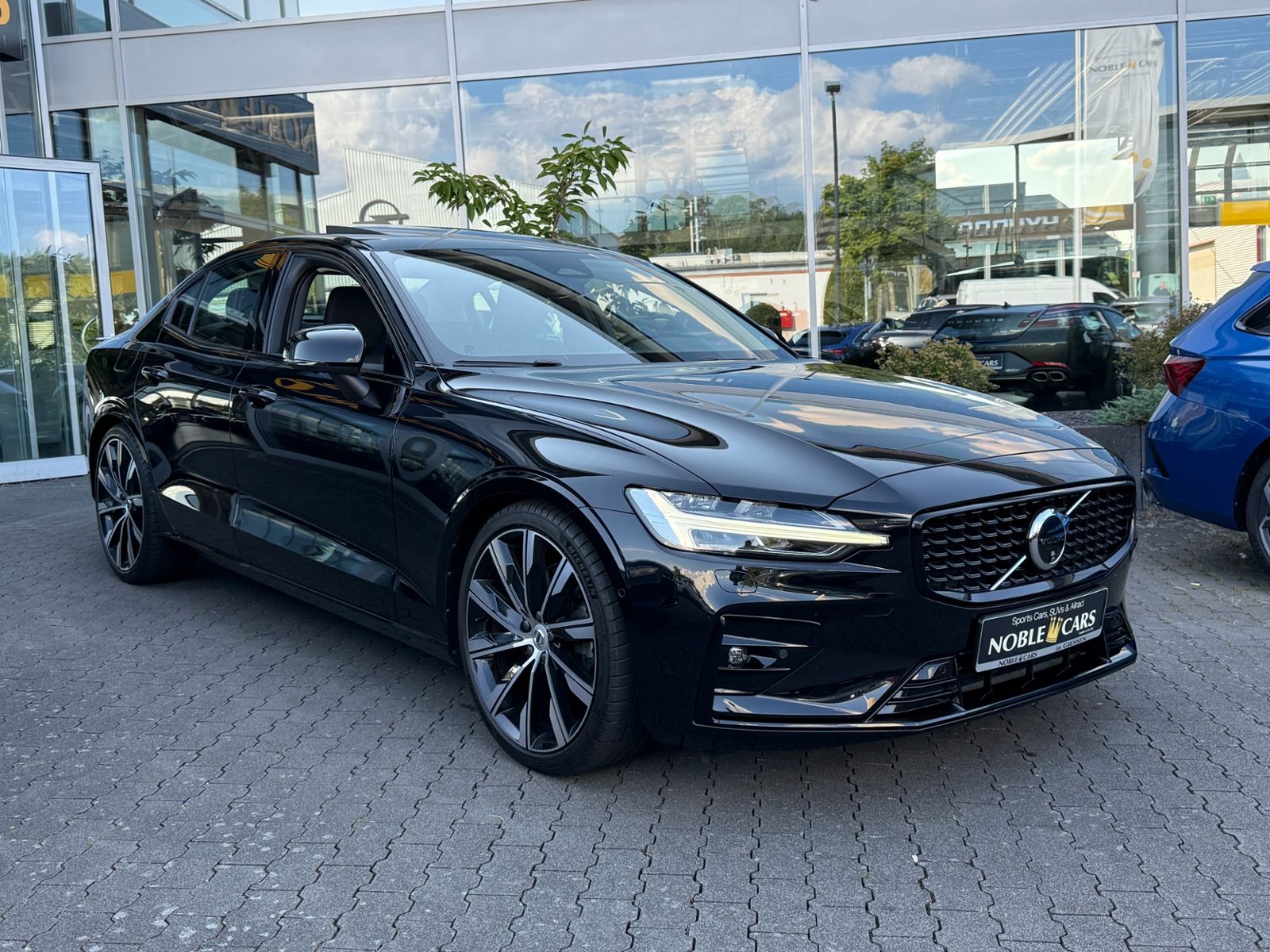 Fahrzeugabbildung Volvo S60 Lim. Plus Dark PANO H/K LED 20"