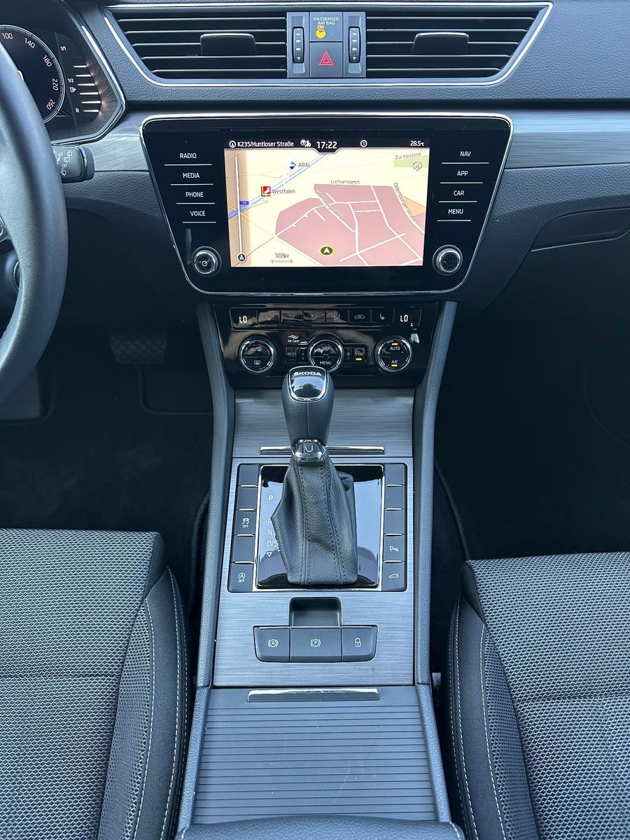 Fahrzeugabbildung SKODA Superb Combi 2.0 TDI DSG Style NAV+LED