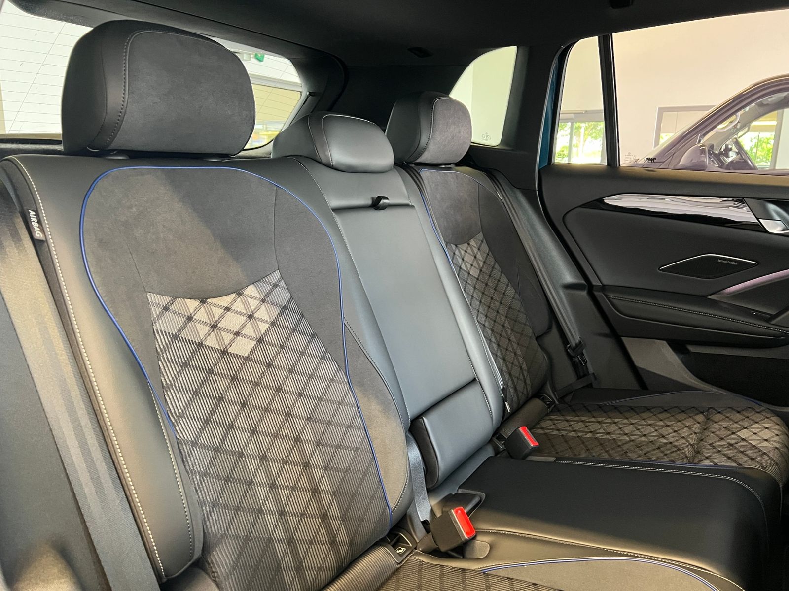 Fahrzeugabbildung Volkswagen Tiguan R-Line 2.0 TDI DSG 4MOTION *AHK, IQ.Light