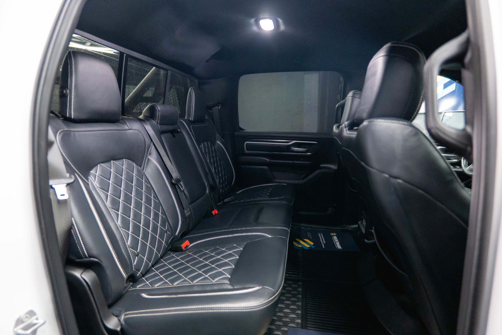 Fahrzeugabbildung Dodge RAM 5.7 V8 HEMI 4x4 OFFROAD Night-Paket *LED*