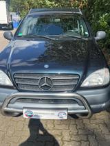 Mercedes-Benz ML 320 - - Mercedes-Benz aus 1999: Geländewagen