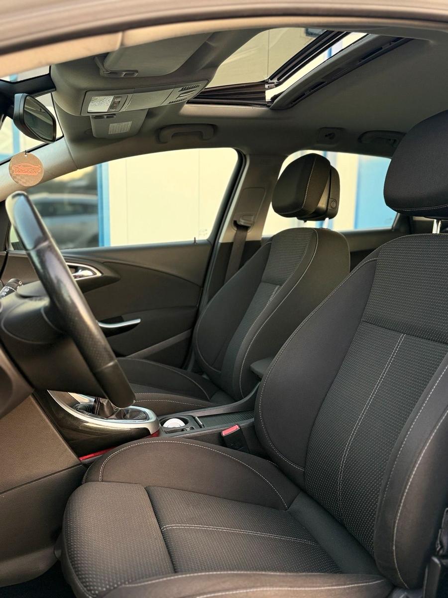 Opel Astra 2011 — photo 10