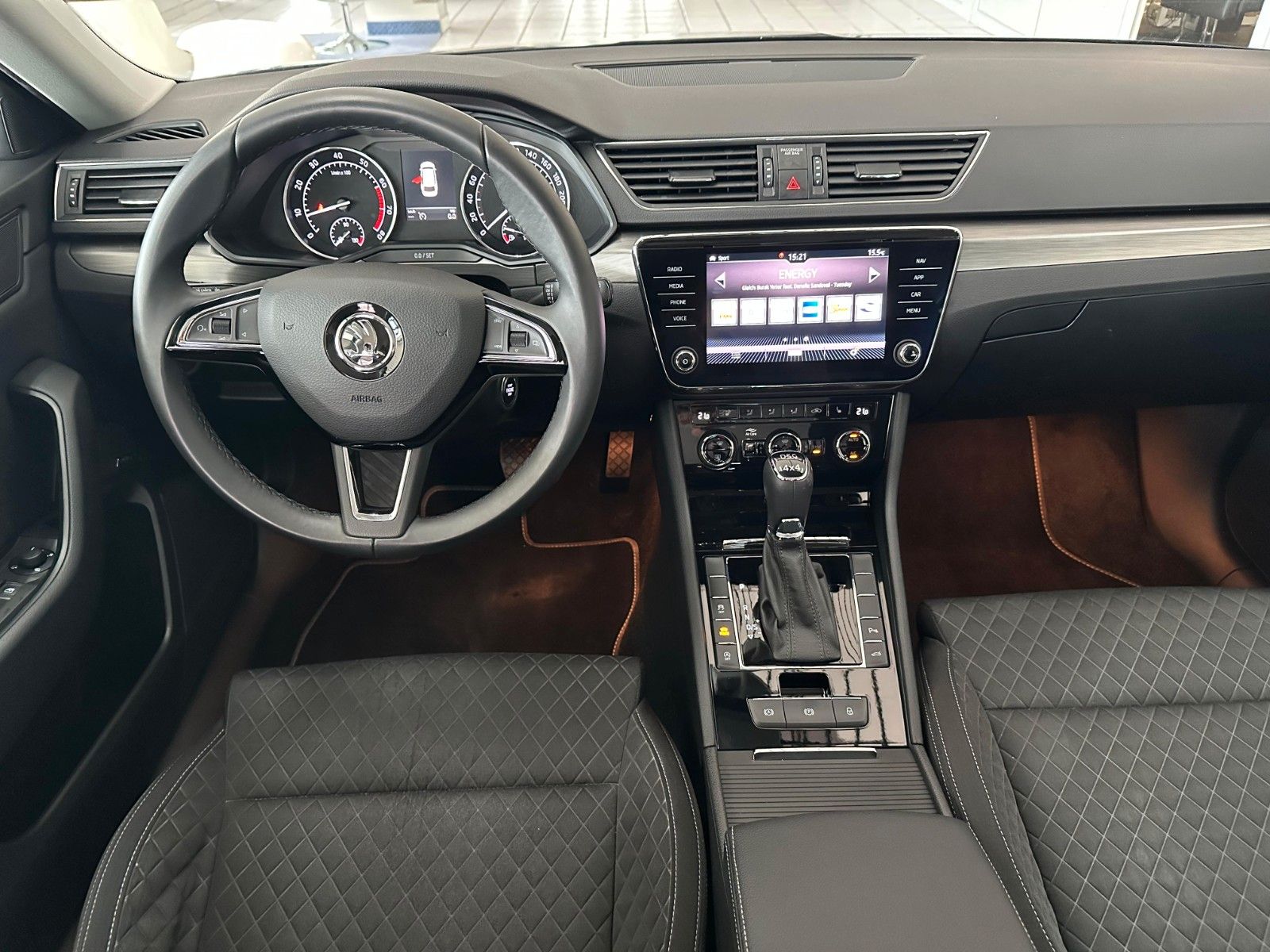 Skoda Superb Combi Style 4x4 PDC Tempo SHZ Kamera DAB foto 18