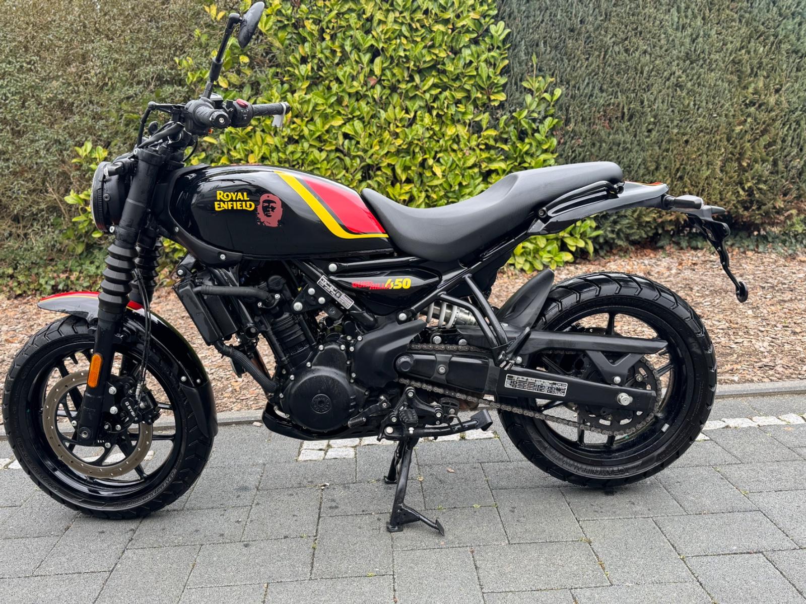 Royal Enfield Guerrilla 450 Motor Startet Frontschaden