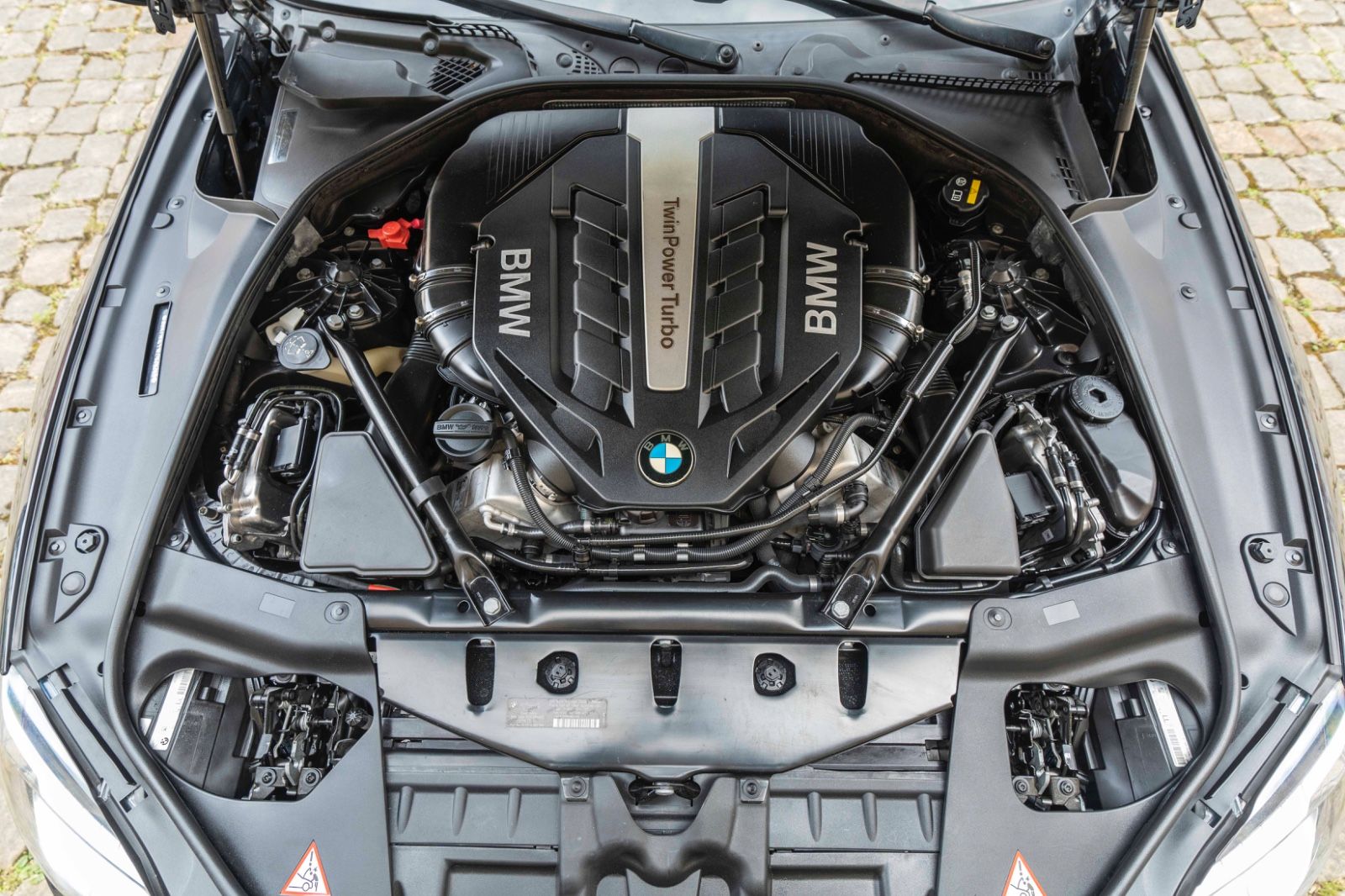 Fahrzeugabbildung BMW 650i xDrive Coupé M-SPORTPAKET HUD H&K LED KAM