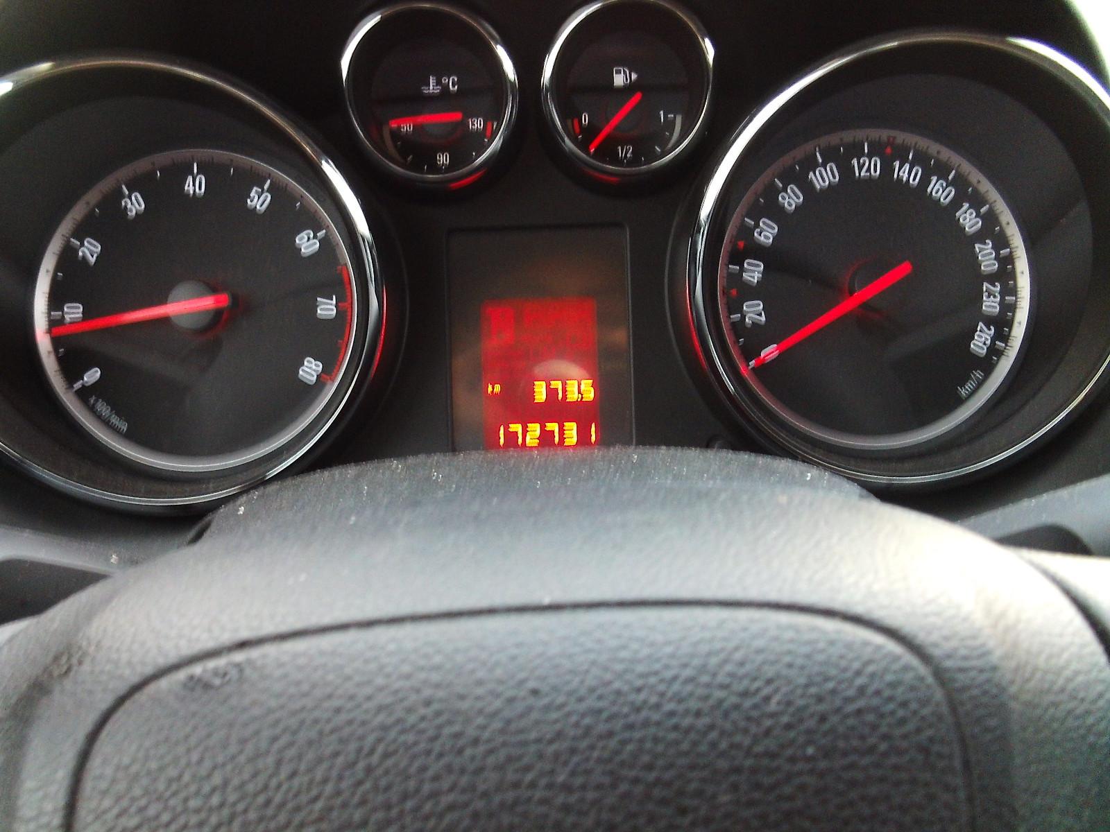Opel Astra 2011 — photo 10