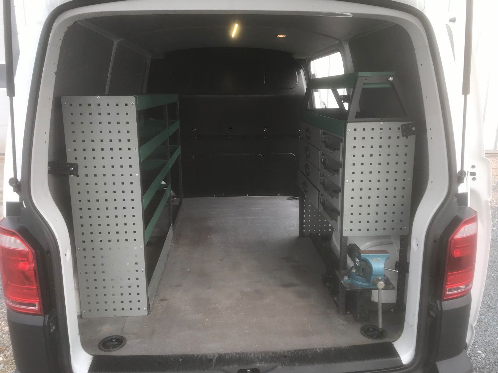 Fahrzeugabbildung Volkswagen T6 Transporter Kasten-Regale,AHK,SHg