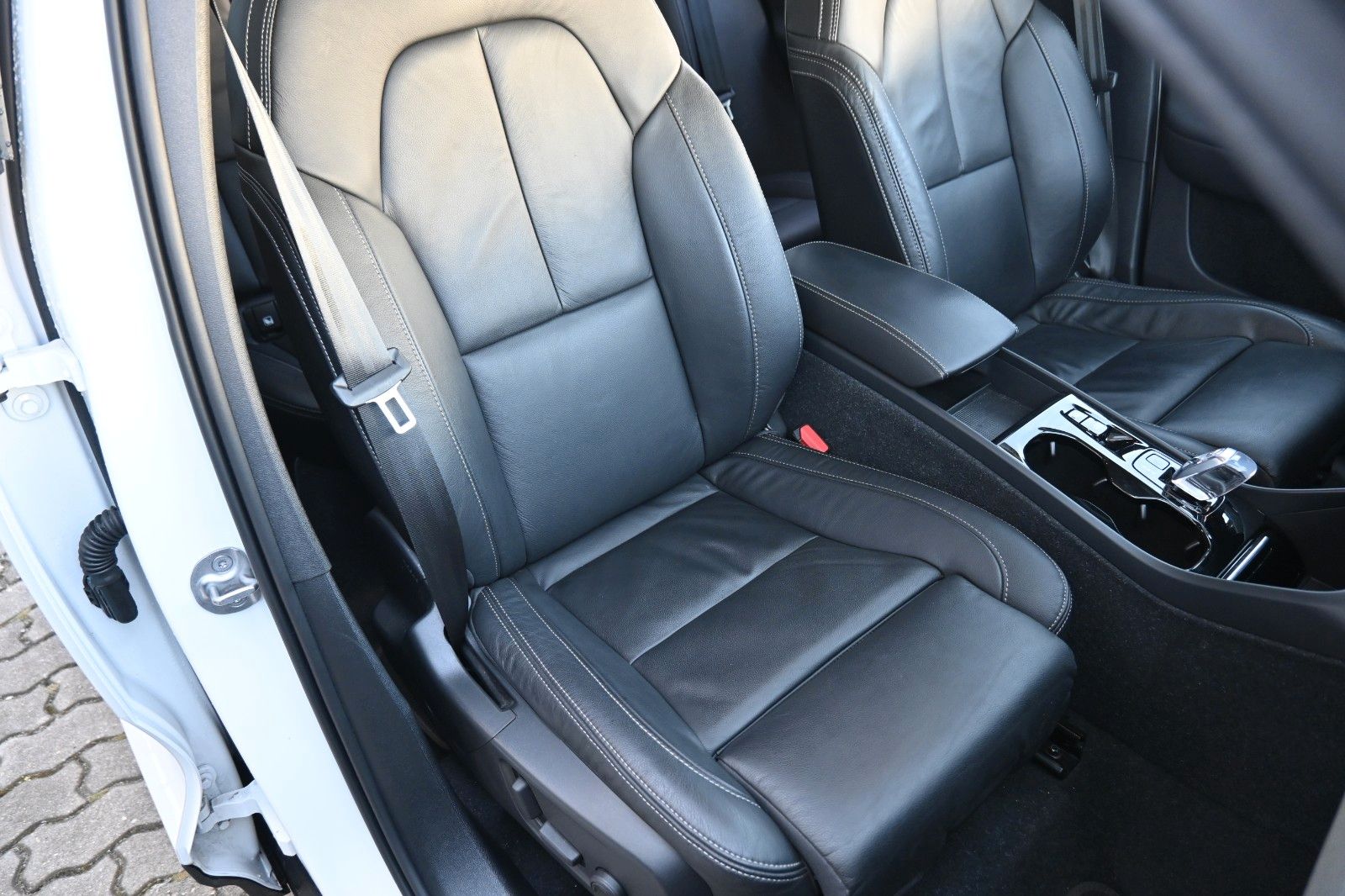 Fahrzeugabbildung Volvo XC40 T5  Plus Dark RC Plug-In Hyb. 2WD