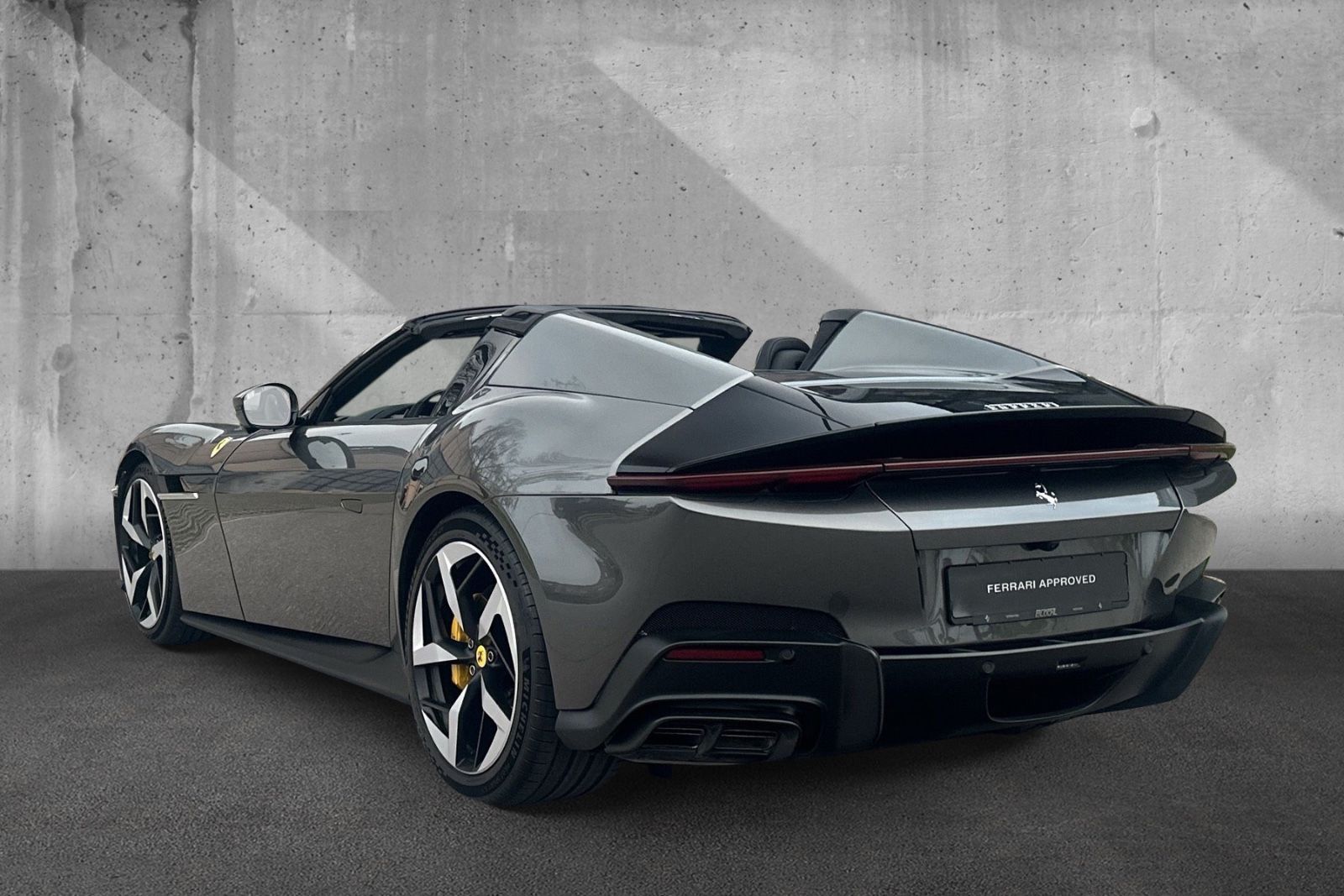 Fahrzeugabbildung Ferrari 12Cilindri Spider*Daytona*Carbon*LED*Lift*2026*