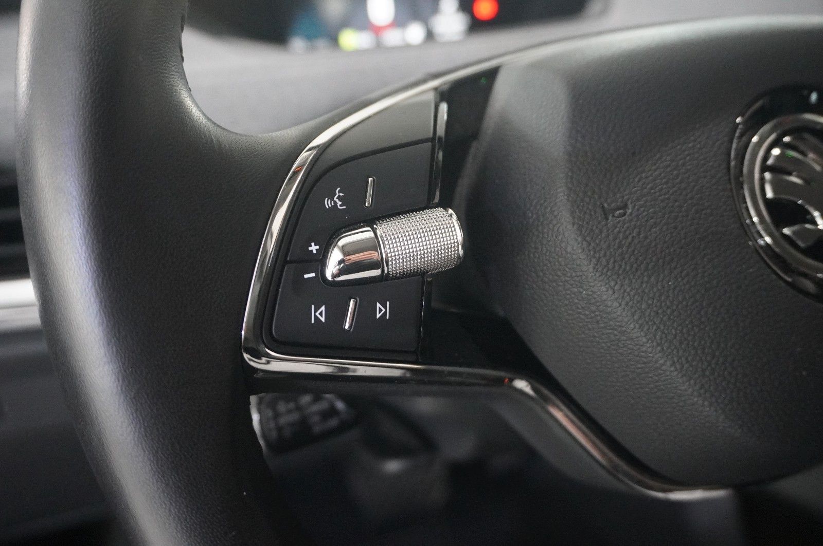 Fahrzeugabbildung SKODA Enyaq 50 IV LOFT NAVI/LED/SHZ/VIRTU./PDC/DAB+