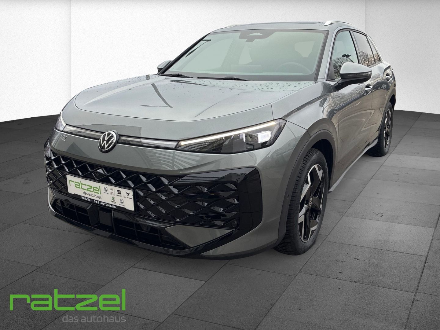 Fahrzeugabbildung Volkswagen T-Roc R-LINE 1.5 eTSI PANO+Allwetter+IQ.Light