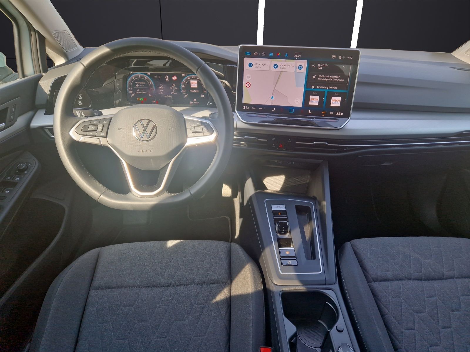 Fahrzeugabbildung Volkswagen Golf VIII Variant eTSI Life DSG LED ACC AHK SHZ