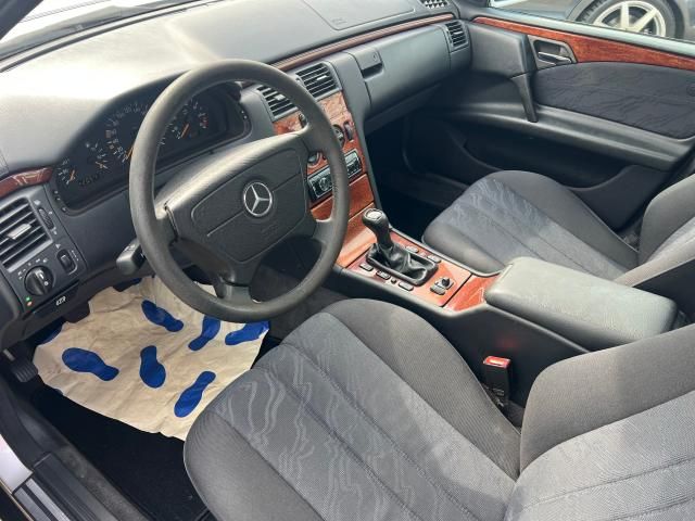 MERCEDES-BENZ E 200 Bild 12