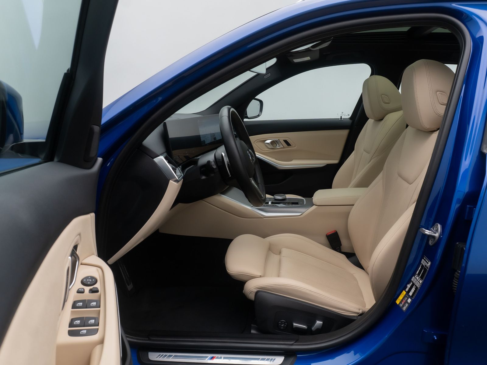 Fahrzeugabbildung BMW 330e xD  M Sport Panorama Kamera HUD DAB HiFi