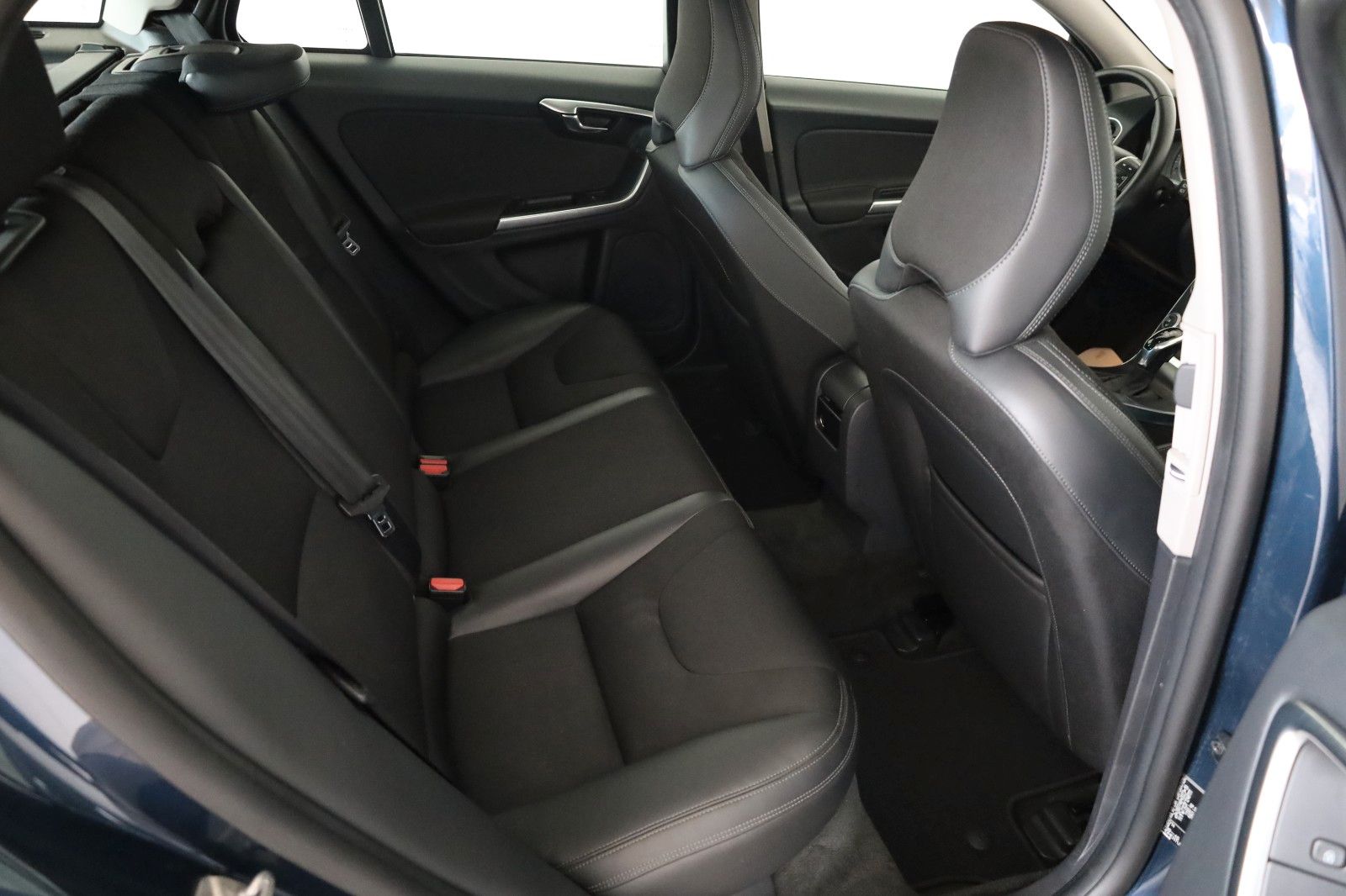 Fahrzeugabbildung Volvo V60 Kombi Momentum T.Leder,Navi,Xenon,Kamera,AHK