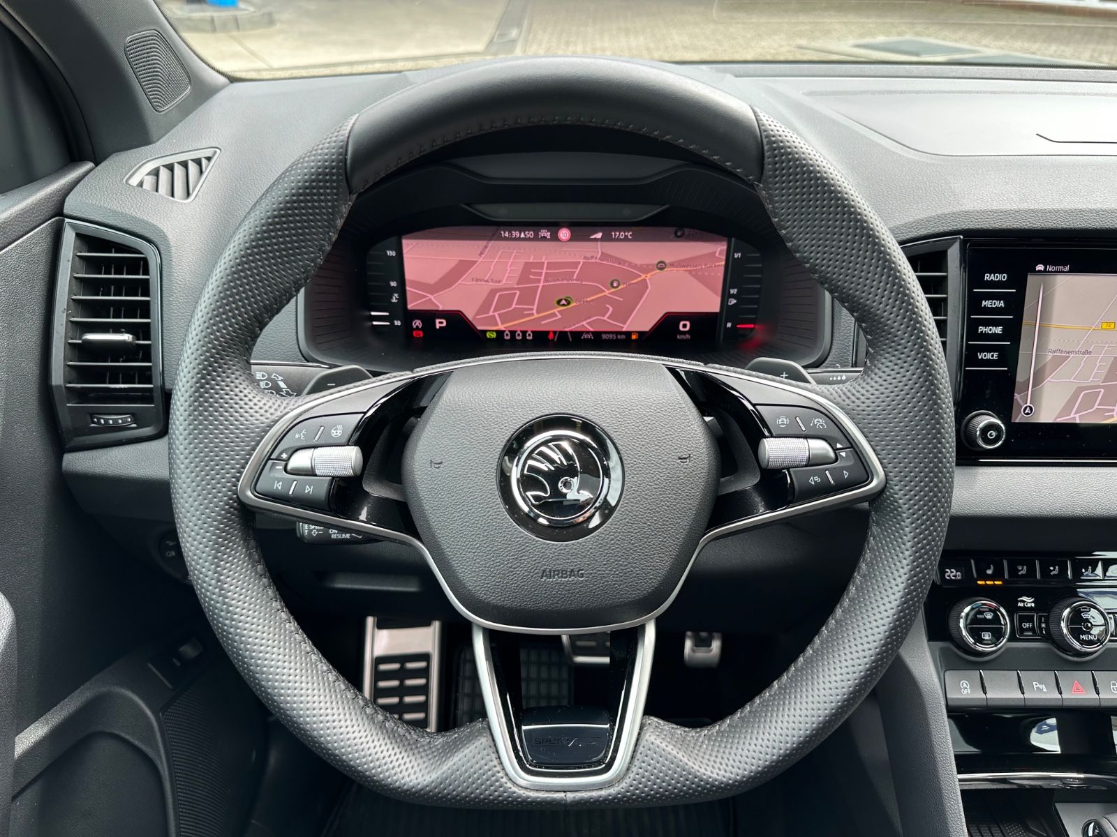Fahrzeugabbildung SKODA Karoq 2.0 TSI Sportline 4x4 Pano/Matrix/ACC/Navi