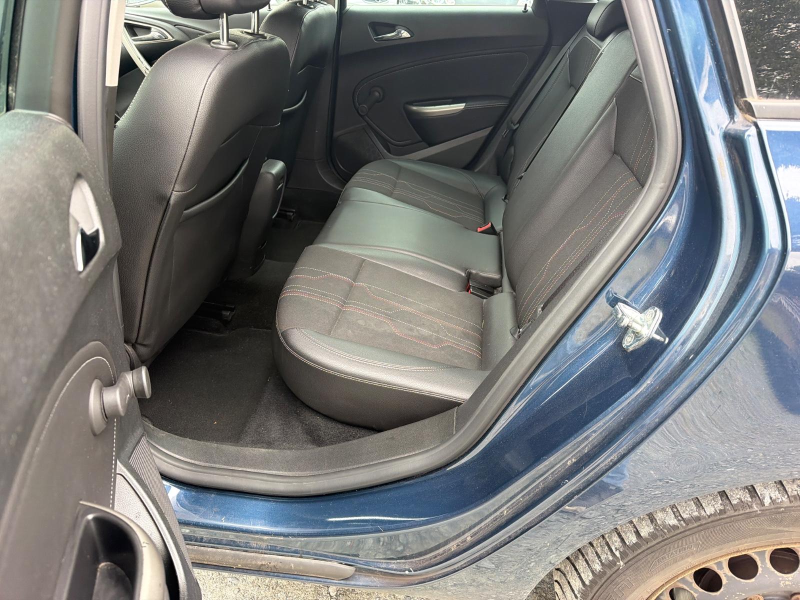 Opel Astra 2012 — photo 10