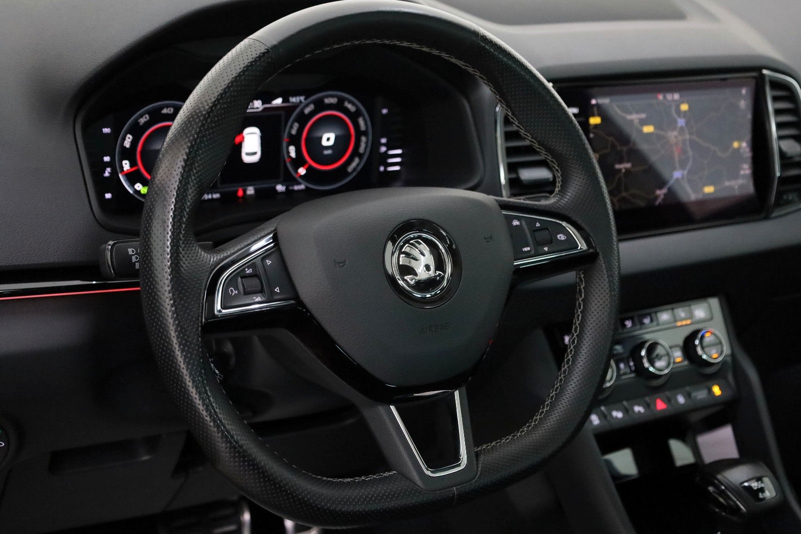Fahrzeugabbildung SKODA Karoq Sportline 4x4 Navi,LED,Panorama,Apple CarP
