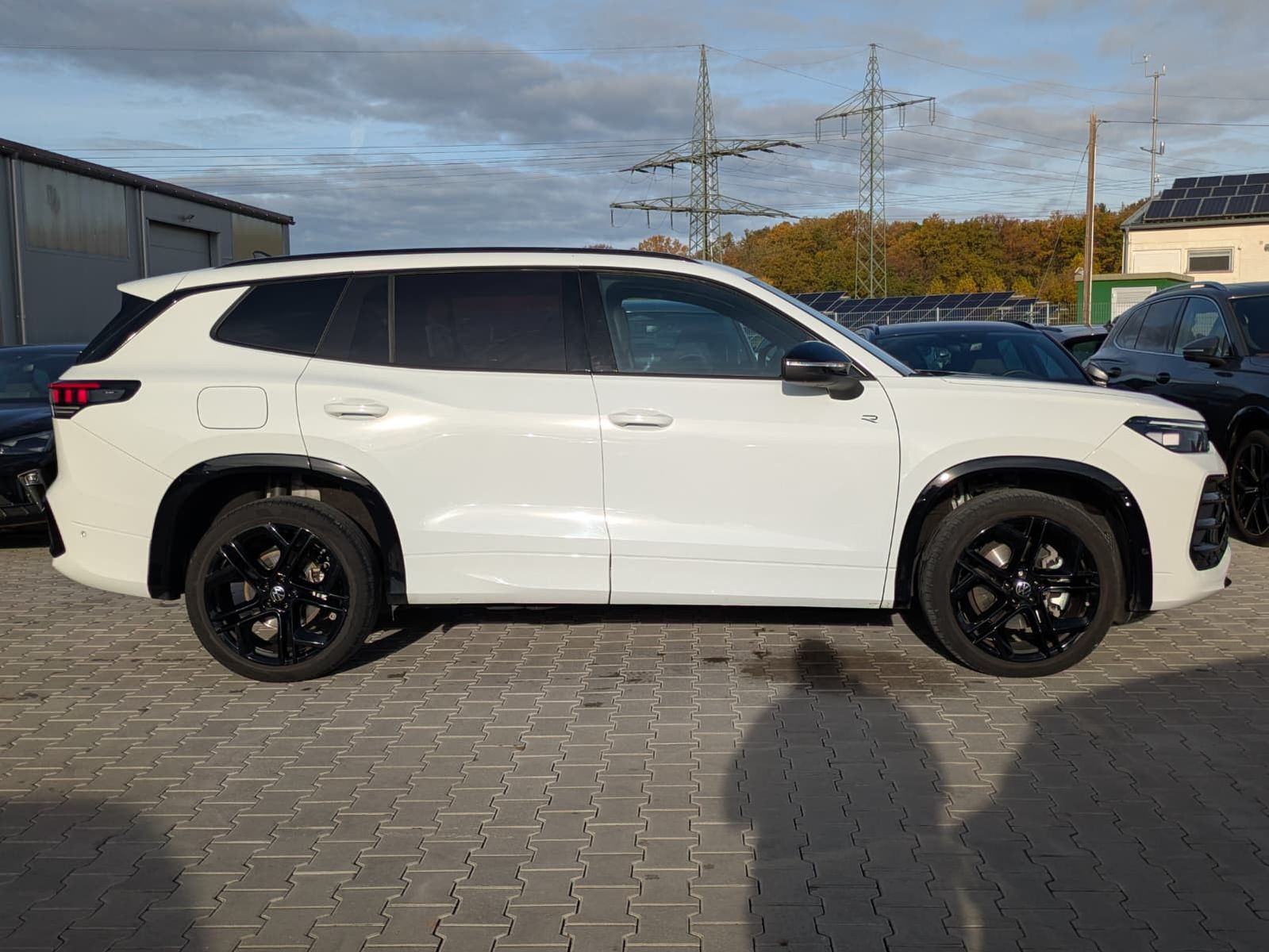 Fahrzeugabbildung Volkswagen Tayron 2.0 TDI 4M R-Line 7S*IQ-L.*LEDER*PANO*HUD