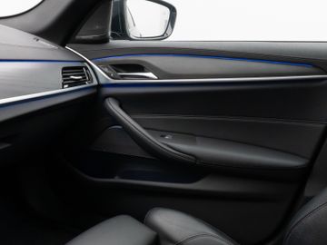 Fahrzeugabbildung BMW 530d Tour Luxury Line AHK Pano H/K Kamera DAB