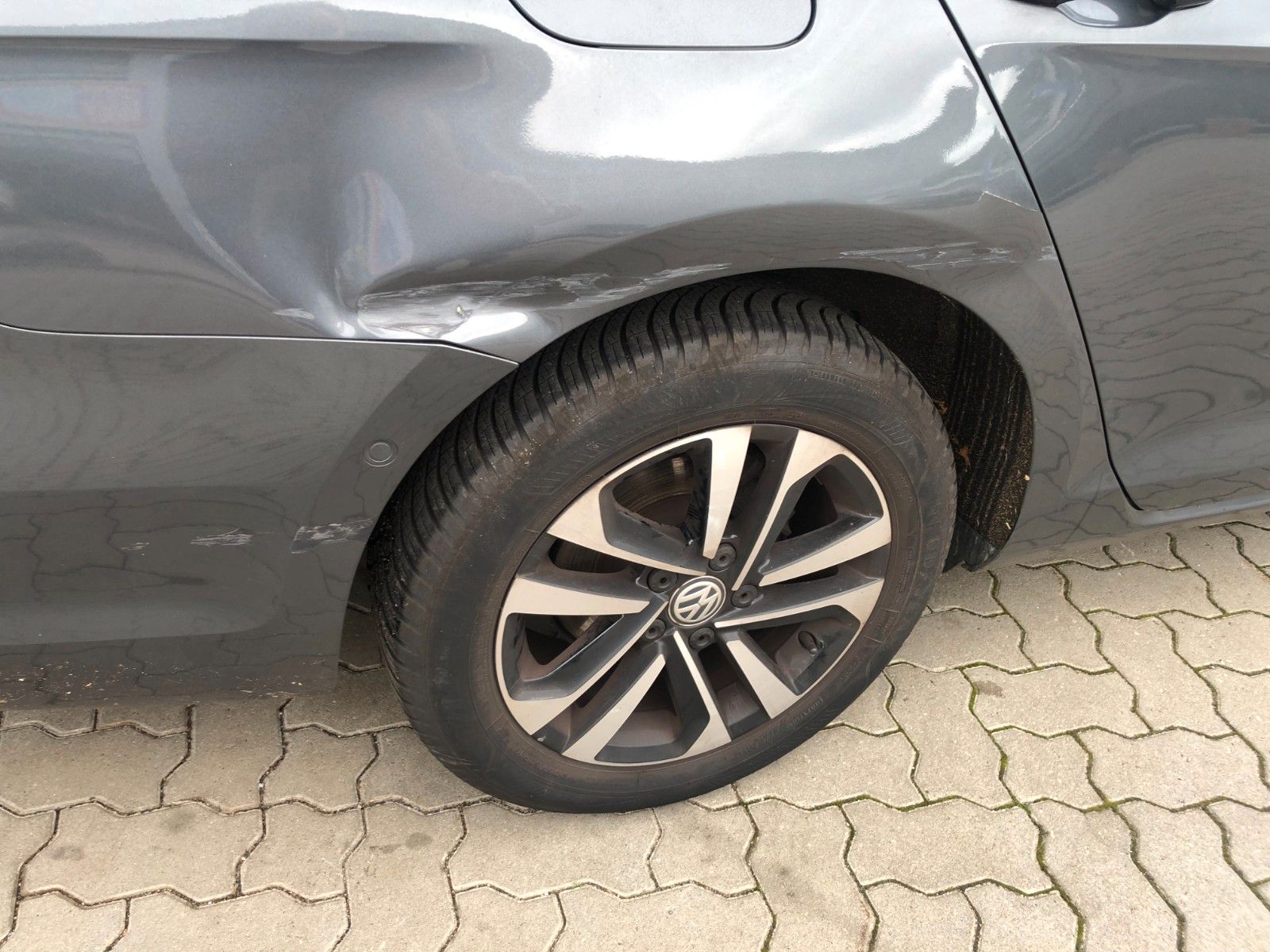Fahrzeugabbildung Volkswagen Golf VII Variant IQ.DRIVE Seitenschaden