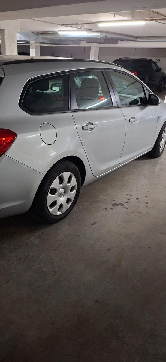 Opel Astra 2011 — interior