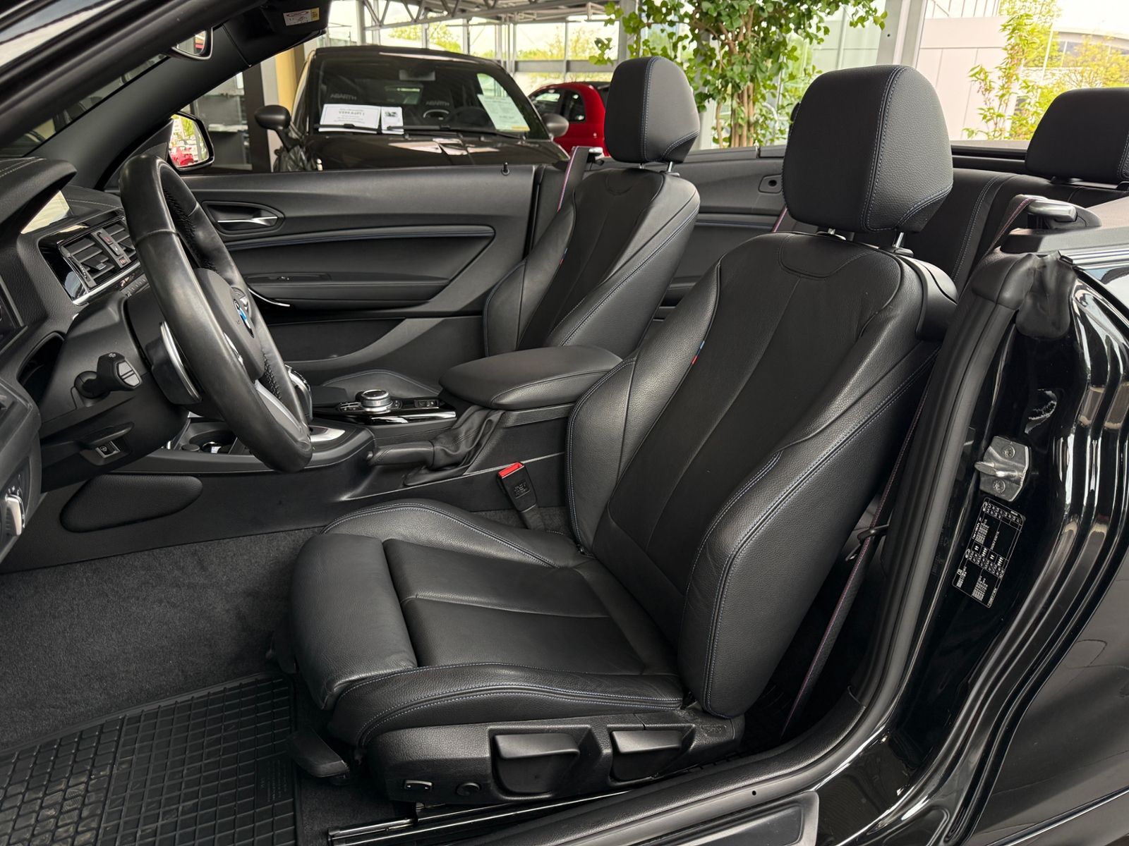 Fahrzeugabbildung BMW 220i Cabrio M Sport H/K LED NAV PDC SHZ 18"