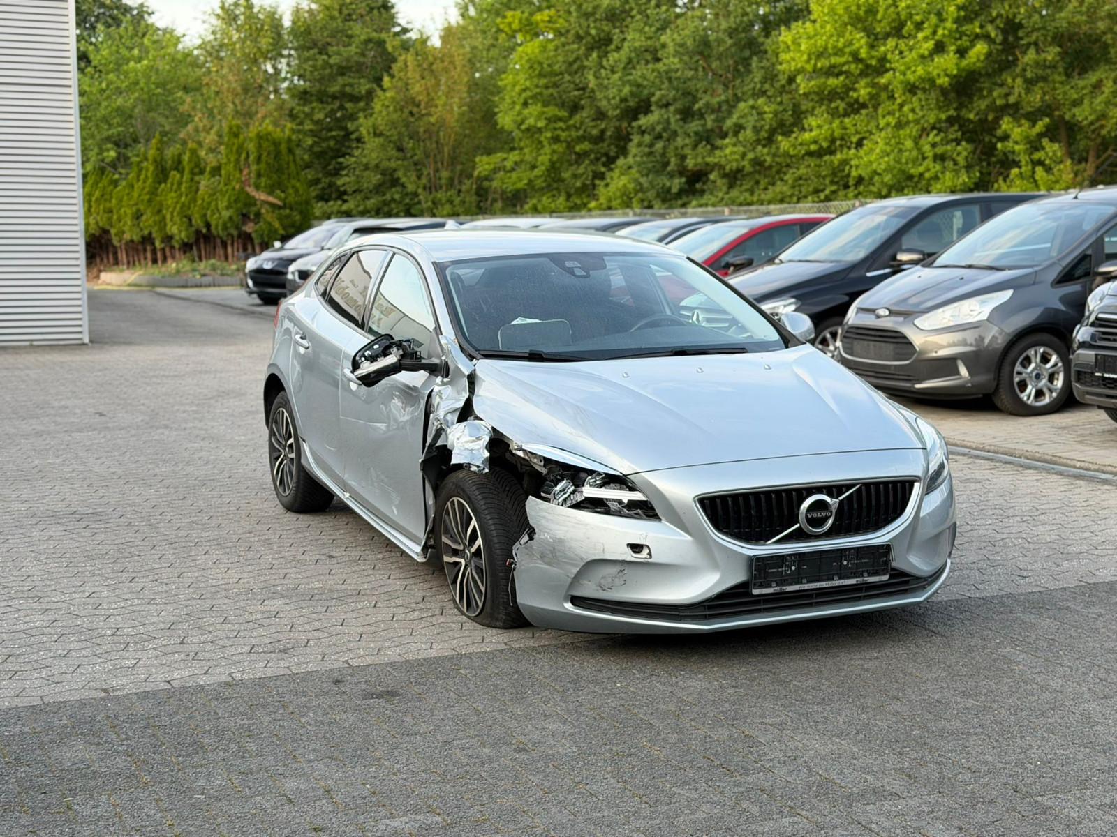 Volvo V40 D2 Momentum *Automatik*128TKM*LED*Scheckheft
