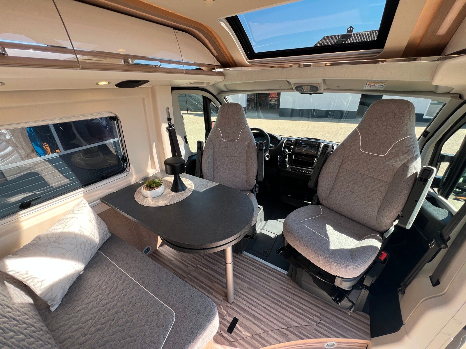 Fahrzeugabbildung Malibu Van first class - two rooms GT skyview 640 LE RB