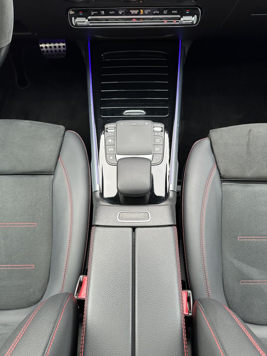 Fahrzeugabbildung Mercedes-Benz GLB 220d 4Matic AMG-Line NAV+LED+PANO+AHK+360°