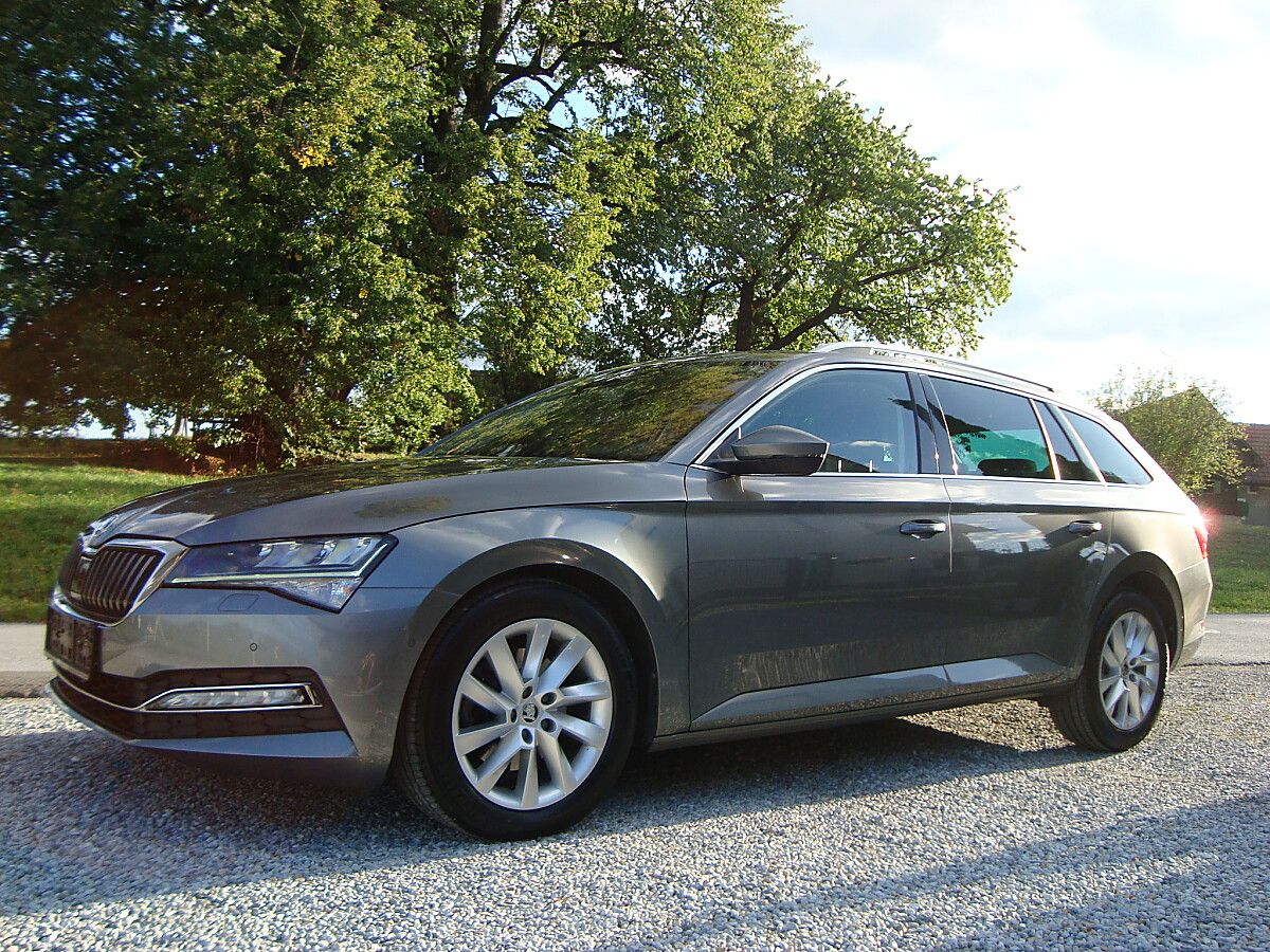 Skoda Superb Kombi 2,0 TDI Style DSG 1-Hand !! imagem 3