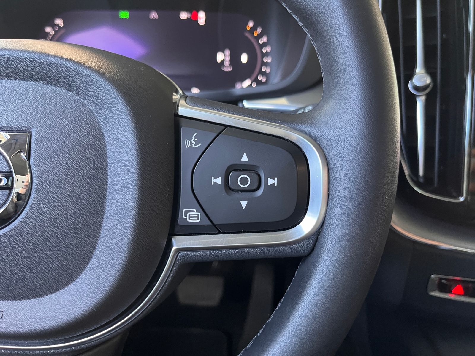Fahrzeugabbildung Volvo XC60 Core 2WD STNDHZ LED NAV SHZ 19"