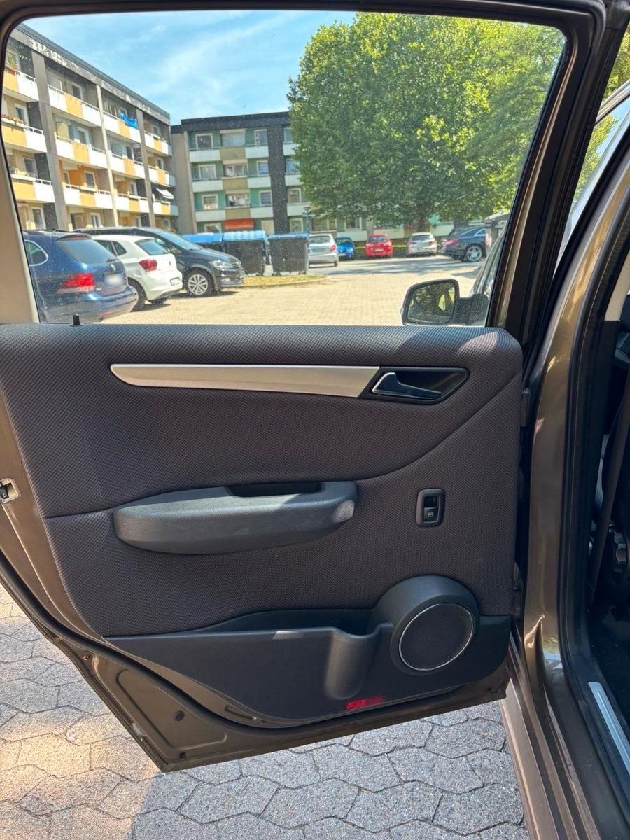 Mercedes-Benz B200 2012 — photo 11