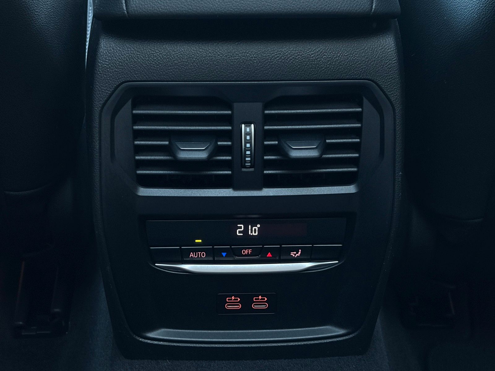 Fahrzeugabbildung BMW 330i Touring LEDER AKUSTIK PANO LED HiFi CarPlay