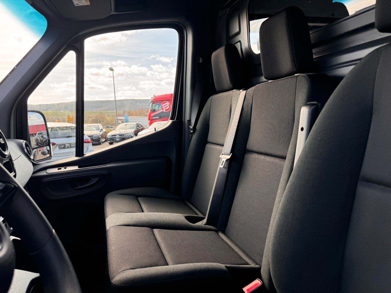 Fahrzeugabbildung Mercedes-Benz Sprinter 317 CDI 3665 9G Klima Stdheiz AHK3,5to