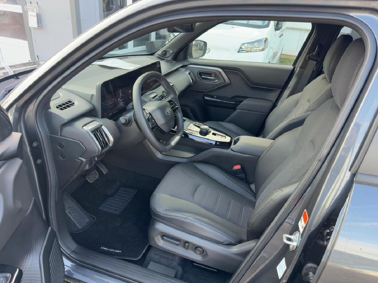 Fahrzeugabbildung Toyota Urban Cruiser FWD Lounge 61kWh Panorama*