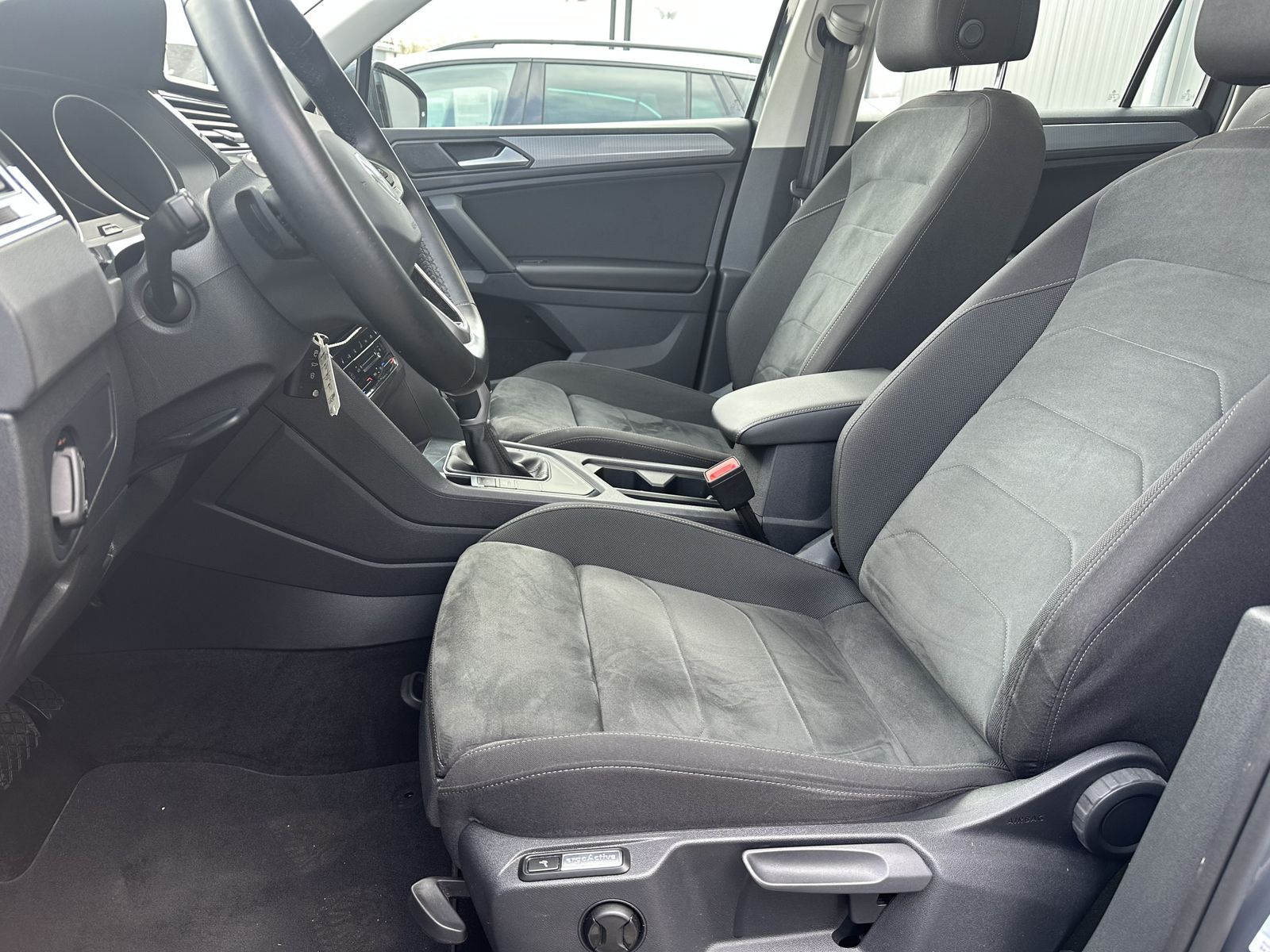 Fahrzeugabbildung Volkswagen Tiguan 2.0 TDI DSG 4M Life NAV+LED+KAM+PANO+AHK