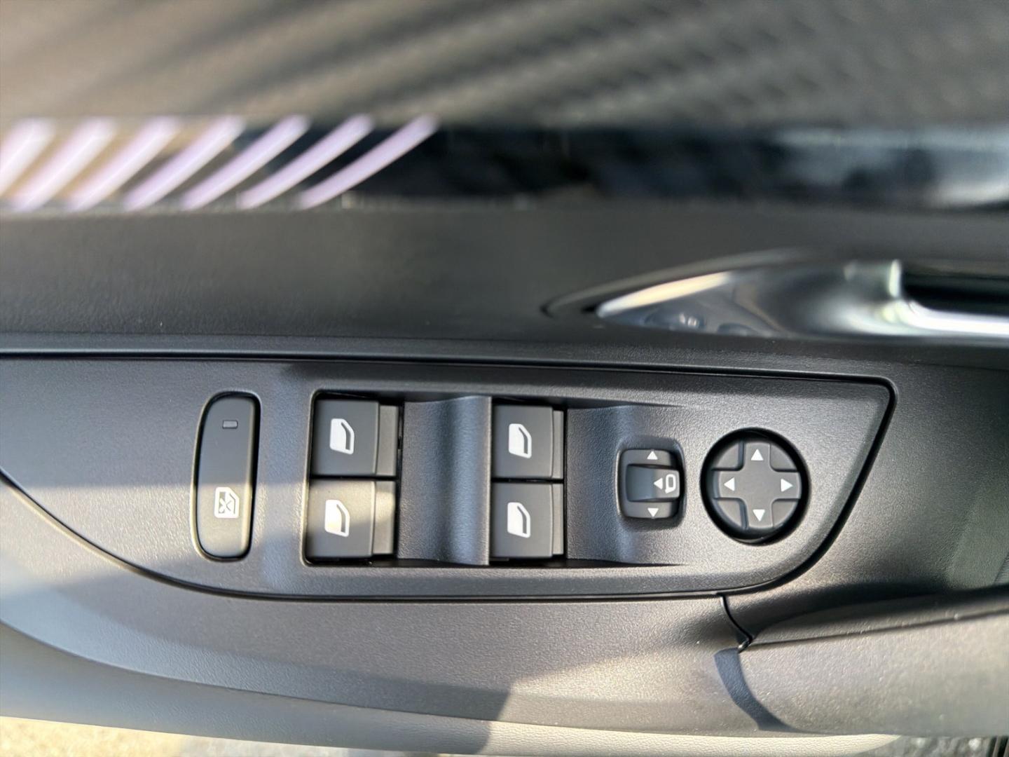 Peugeot 2008 Allure Hybrid 110 e-DSC6 Ganzjahresreifen A