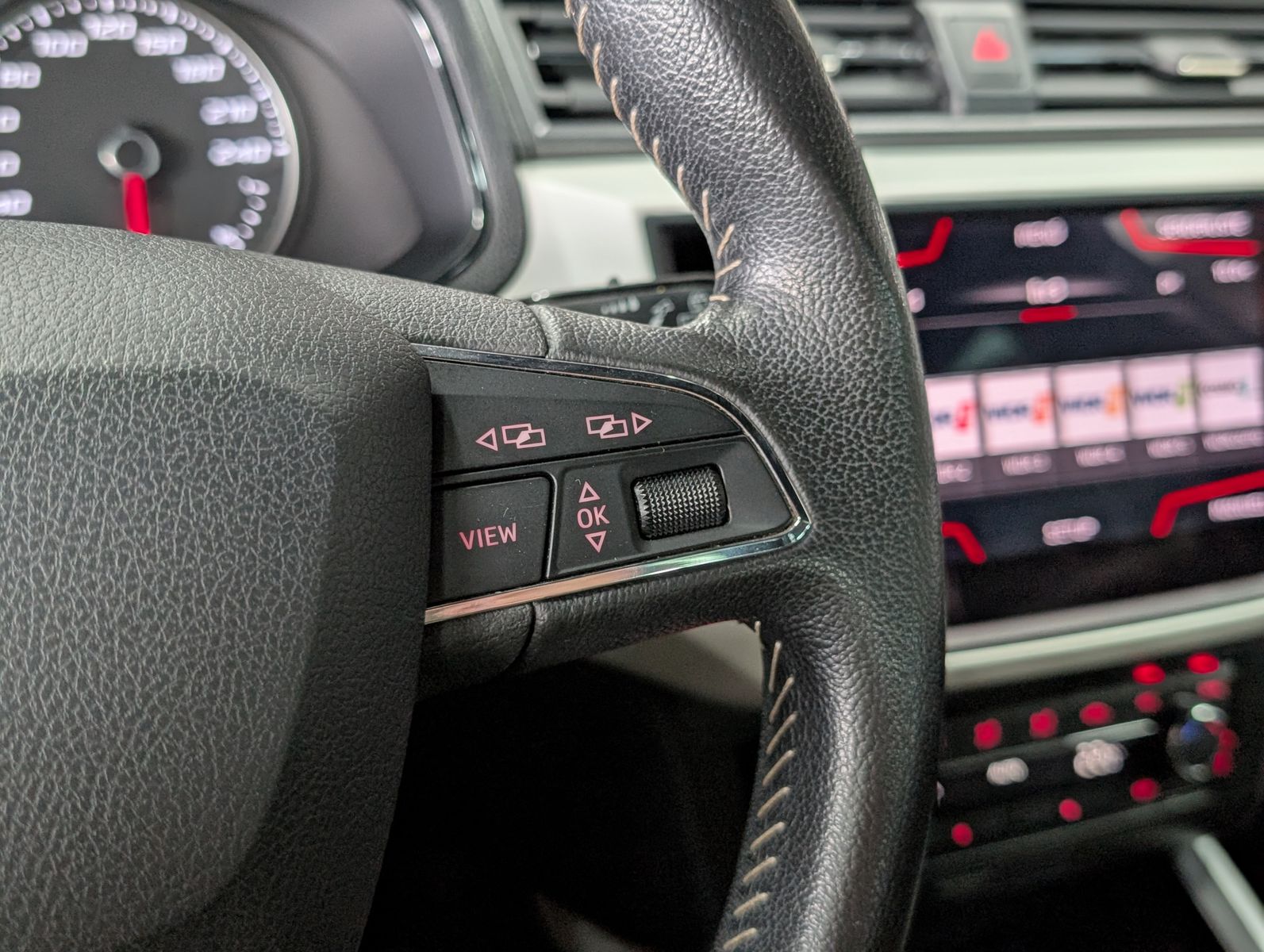 Fahrzeugabbildung SEAT Arona Xcellence FULL-LINK LED KESSY SHZ TEMP ALU
