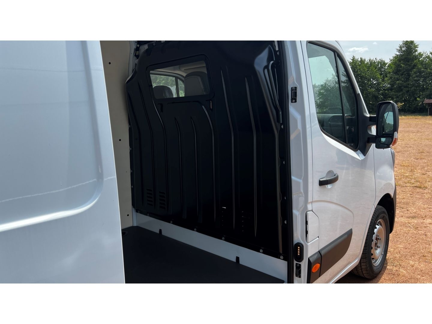 Fahrzeugabbildung Renault Master Kasten L3H2 HKa 3,5t 3 AHK Totwinkelassis