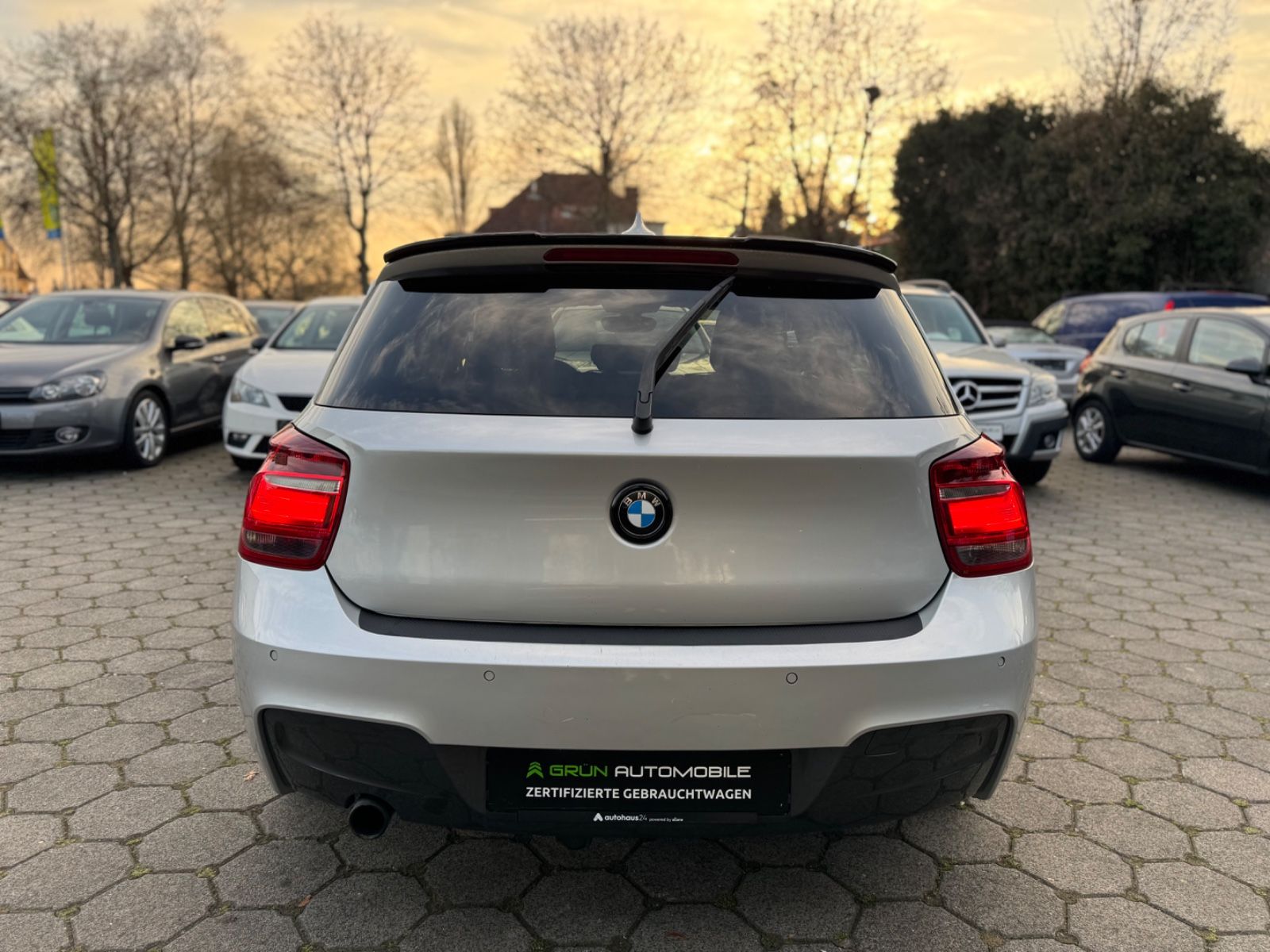 Fahrzeugabbildung BMW 118 i* M Paket*LED*Bi-xenon*Alcantara*8Fach