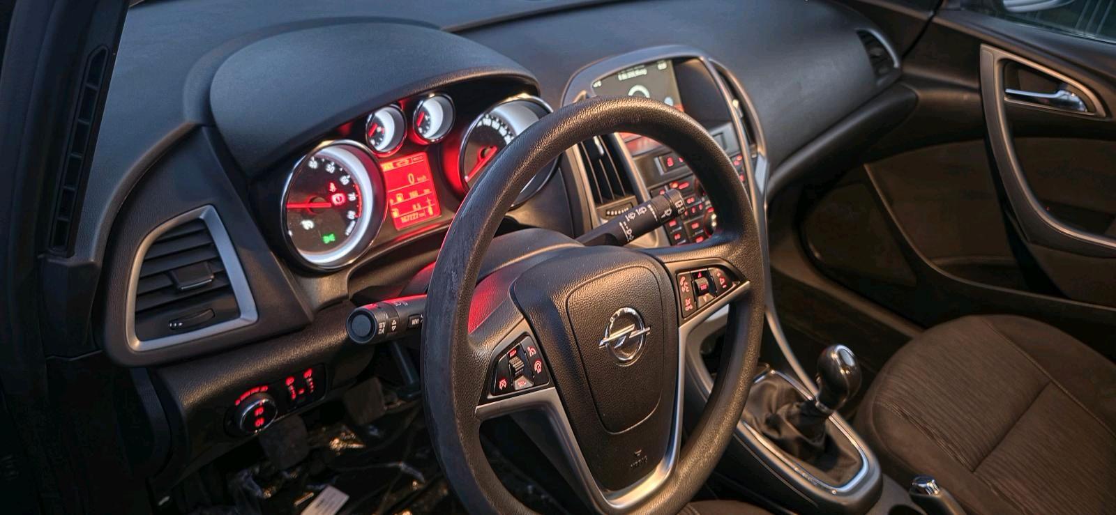 Opel Astra 2015 — photo 11
